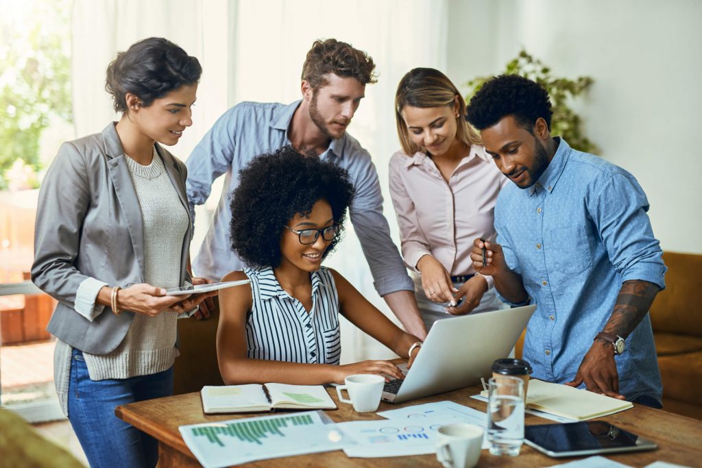 A gestão à vista envolve gerenciar uma empresa ou um setor com o apoio de diversas informações relevantes. Esses dados indicam o andamento das atividades